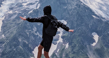 Blick auf jemanden der Bergsteigt 