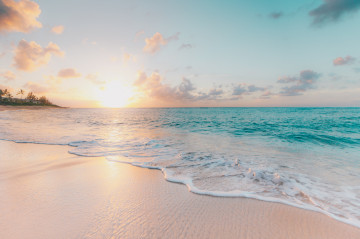 Blick bei Sonnenuntergang bei einem Strand 