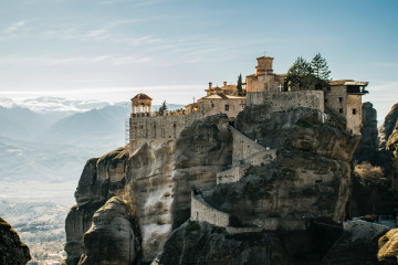 Blick auf schwebendes Meteora-Kloster in Griechenland
