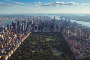 Der Central Park mitten in New York von oben mit Wolkenkratzern