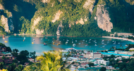 eine Wunderschöne Bucht in Thailand mit vielen Booten  