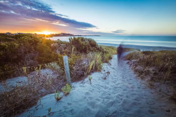 Blick auf ein Sonnenuntergang in Australien an einem Strand