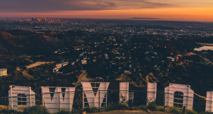 Blick auf Los Angeles mit Hollywood Schrift  