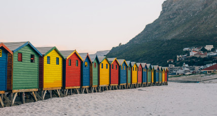 Bunte Häuser am Strand von Kapstadt