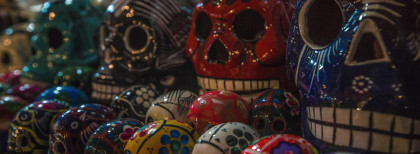 Viele bunte Totenköpfe beim Tag der Toten in Mexiko