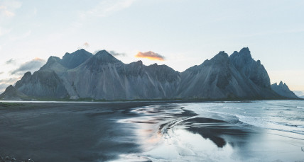 Ein großer Berg auf Island am Meer