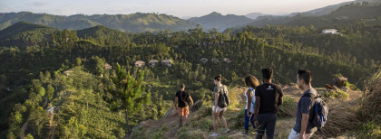 Fünf junge Menschen Wandern in Sri Lanka 