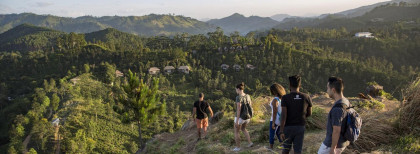 Fünf junge Menschen Wandern in Sri Lanka