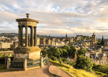 Edinburgh Skyline vom Calton Hill bei Sonnenaufgang