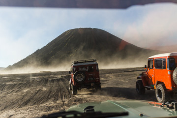 Drei Jeeps fahren zum Mt. Bromo in Indonesien