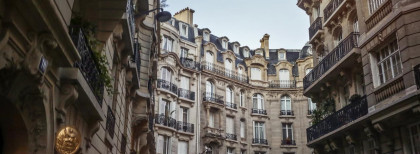 Blick auf eine Häuserwand in Paris 