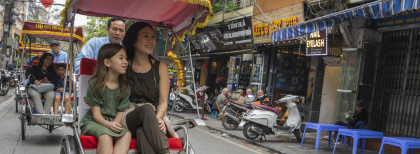 Familie mit dem Tuk Tuk durch Vietnam