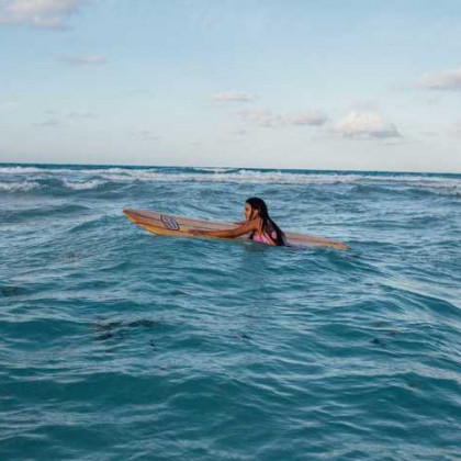 Eine Frau Surft auf dem Meer