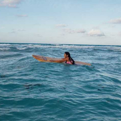 Eine Frau Surft auf dem Meer