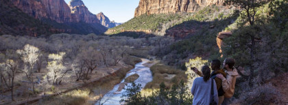 Drei Leute Fotografieren sich im Grand Canyon 
