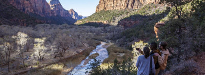 Drei Leute Fotografieren sich im Grand Canyon
