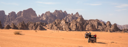 2 Wüsten PKWs fahren durch die Wüste von Namibia