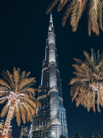 Bild von unten vom Burj Khalifa in der Nacht 