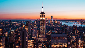 Ein Blick von oben auf New York bei Sonnenuntergang  