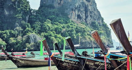 Long Boats am Ao Nang Beach in Thailand