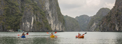 Drei Kanus in einer Bucht in Vietnam