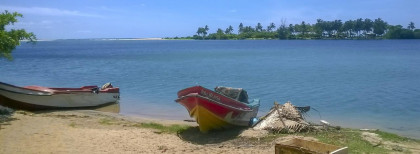 Zwei kleine Boote an einem Sandstrand in Sri Lanka 