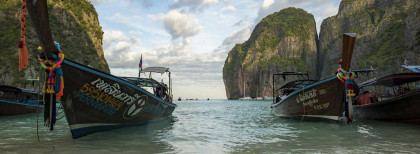 Bucht in Thailand mit Longtailbooten
