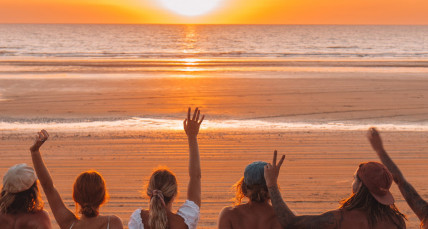 Freunde betrachten den Sonnenuntergang am Gunn Point Peninsula