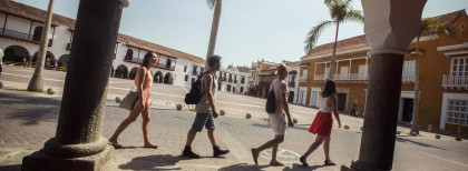 Vier Leute gehen in einer kolumbianischen Stadt spazieren  