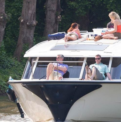 Vier entspannte Personen auf einem Hausboot