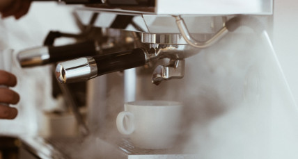 Barista beim Kaffee zubereiten