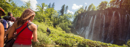 Mädchen am Wasserfall