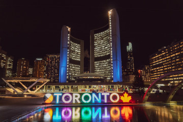 Toronto Schriftzug bei Nacht