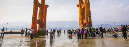 Ein großer Turm am Strand mit vielen Menschen