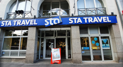 Schaufenster mit blauen STA Travel von unserem Shop in Köln