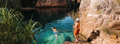 Junge Leute am Mataranka Pool im Northern Terriroey