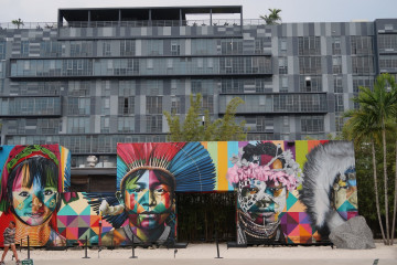 Buntes Graffiti-Bild von Kindern verschiedenster Kulturen im Wynwood Art District in Miami