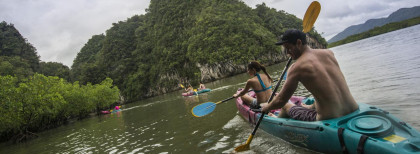 Leute fahren Kajak in Thailand