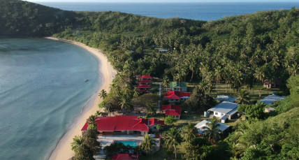 Blick auf eine Insel mit einem kleinen Dorf an einem Strand 