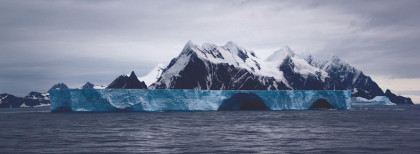 Ein Eisberg vor der Küste in Island 