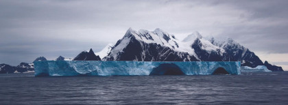 Ein Eisberg vor der Küste in Island