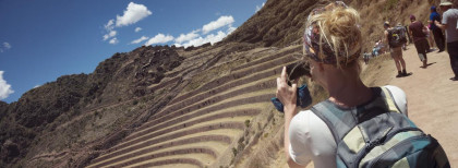 Eine Frau Fotografiert den Machu Picchu in Peru 