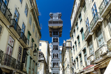 Blick auf berühmten Aufzug mitten in Lissabon