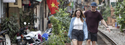 Ein junges Paar geht in Vietnam Spazieren