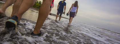 Personen an einem Strand in Costa Rica