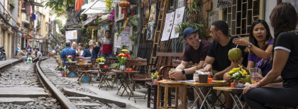 Ein Blick auf eine gleis in Vietnam in einer Stadt
