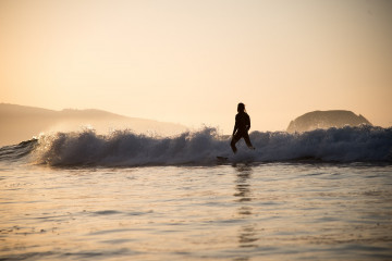 Eine Person die auf dem Meer Surft