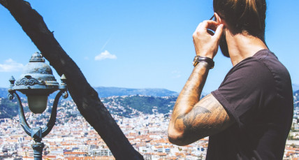 Mann blickt auf die Altstadt von Nizza