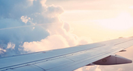 Flieger bei Sonnenaufgang