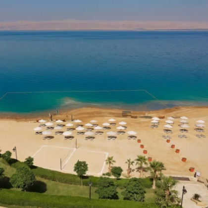 Weißer Sandstrand am  Crowne Plaza Jordan - Dead Sea Resort & Spa